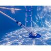 Poolreiniger am Boden eines Pools
