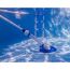 Poolreiniger am Boden eines Pools