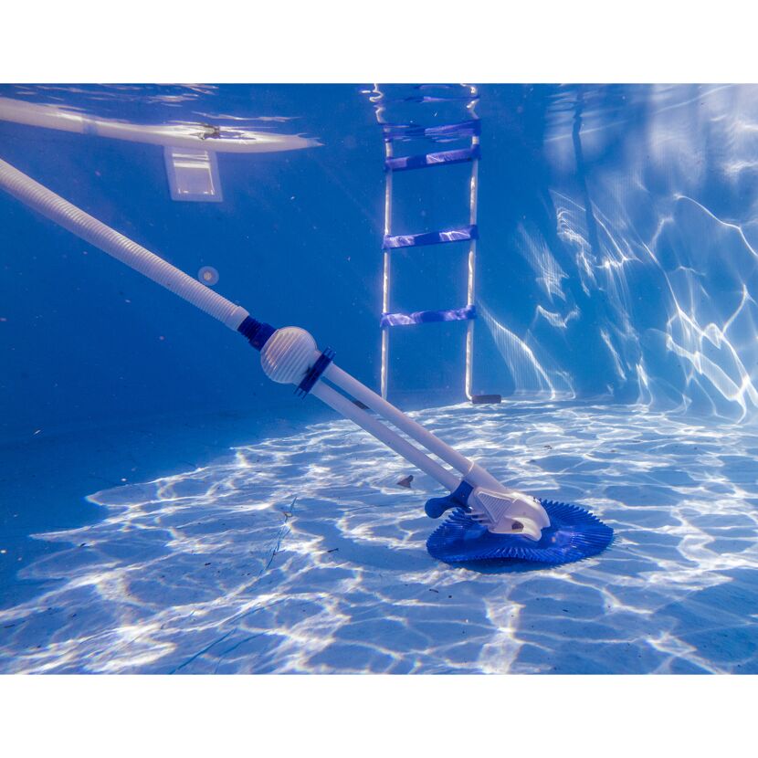 Poolreiniger am Boden eines Pools
