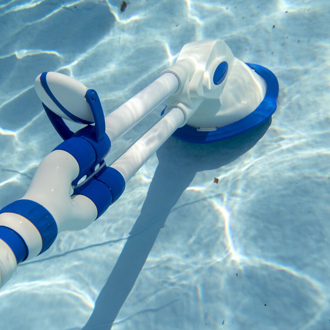 Poolreiniger im Pool