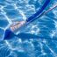 Poolreiniger im Pool