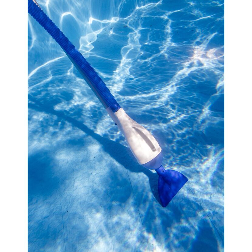 Poolreiniger im Pool