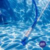 Poolreiniger Little Vac im Pool