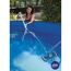 Person reinigt einen Pool mit einem Bodensauger.