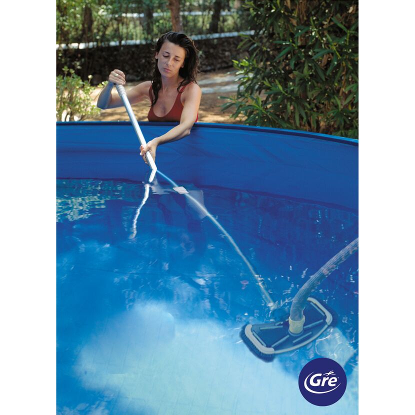 Person reinigt einen Pool mit einem Bodensauger.