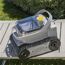 Poolreinigungsroboter OP-Li 2100 auf einer Gartenliege
