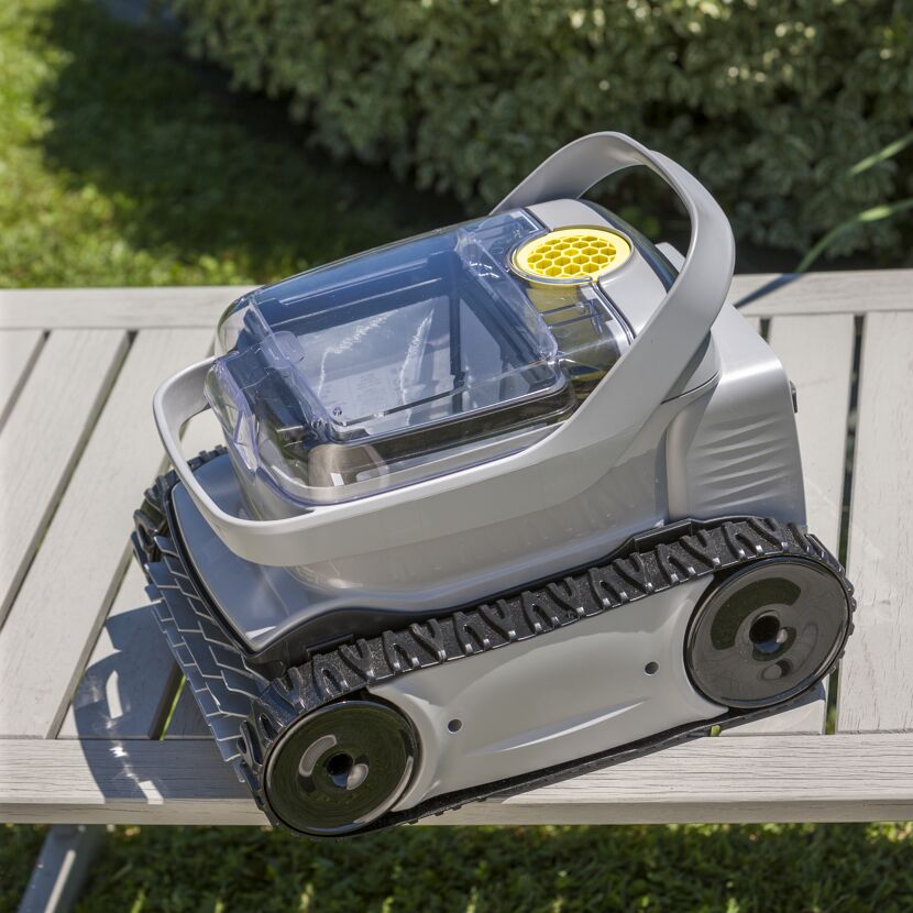 Poolreinigungsroboter OP-Li 2100 auf einer Gartenliege