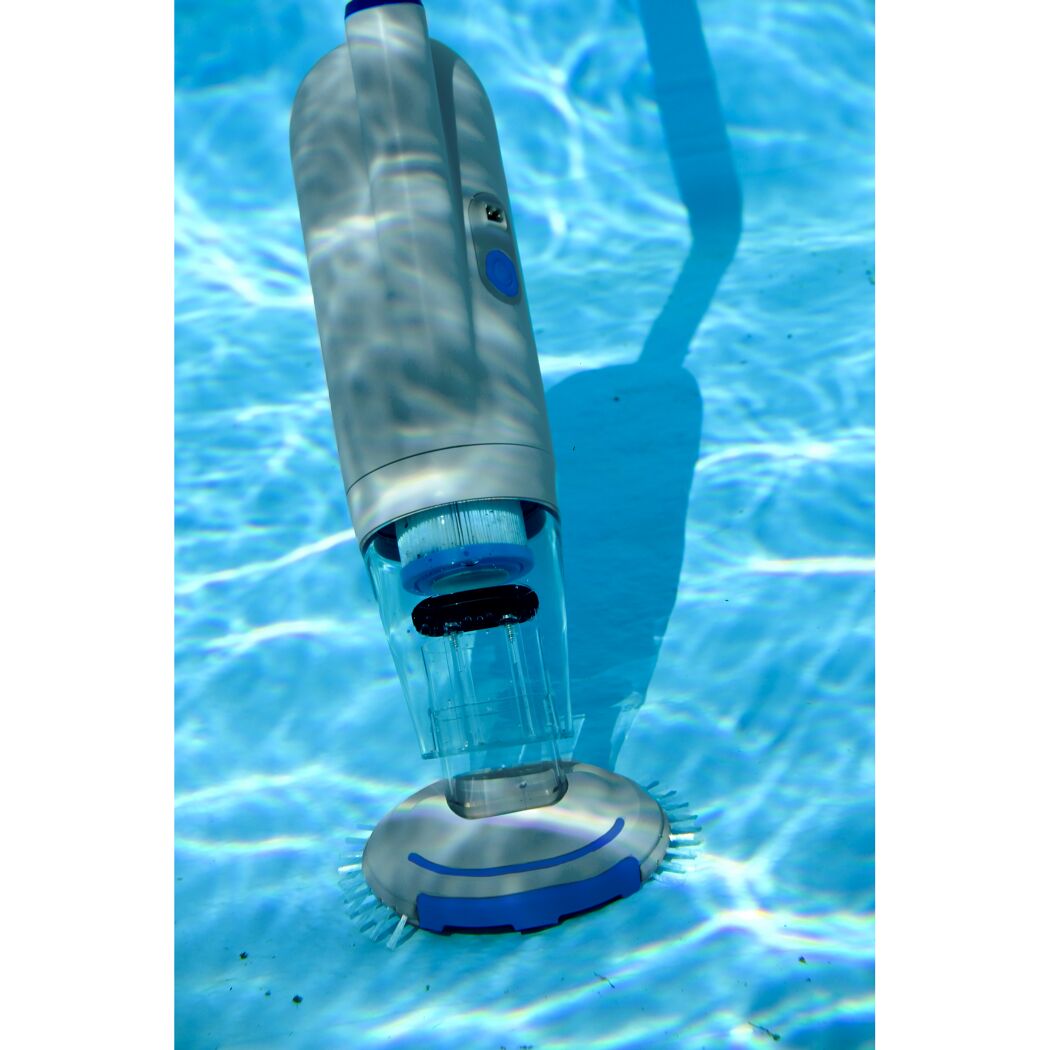Handsauger im Pool