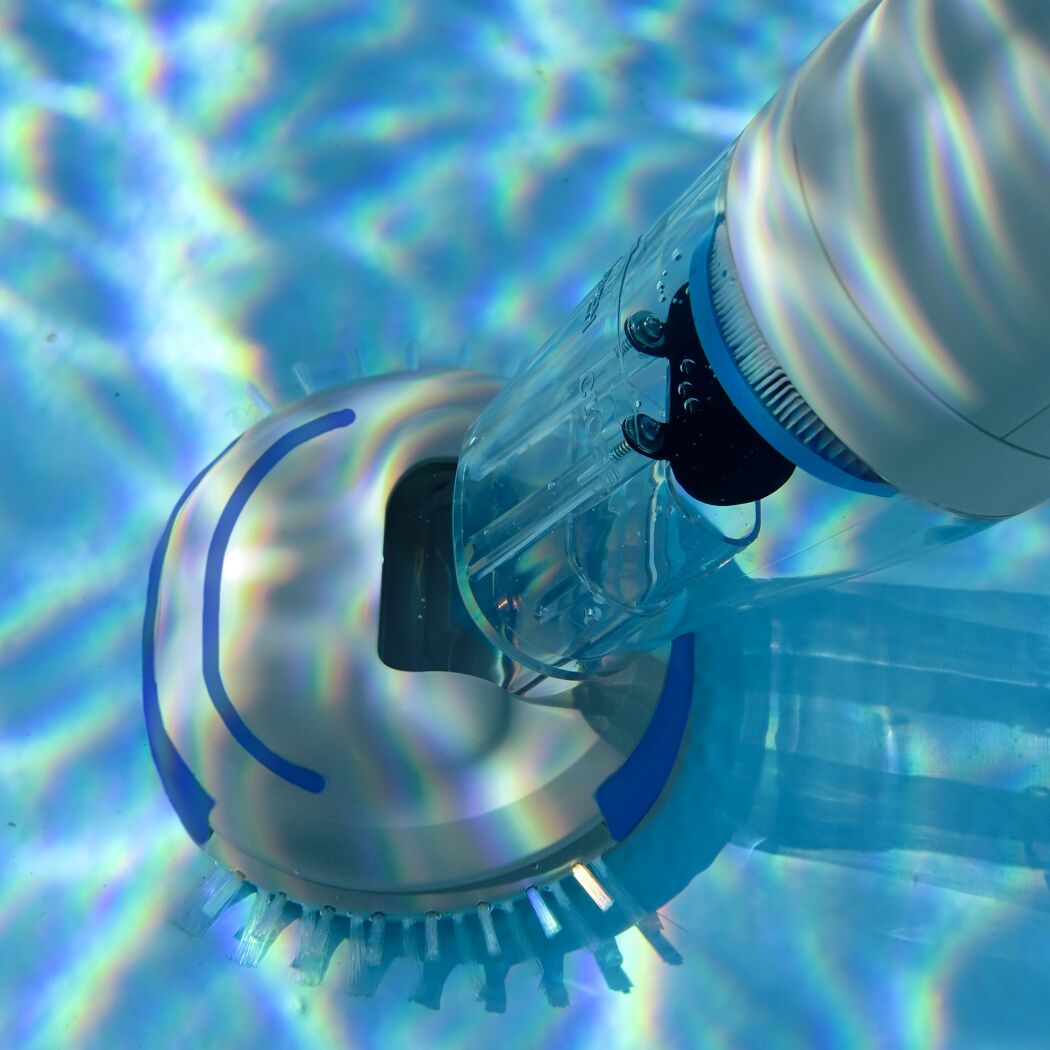 Poolreiniger im Pool