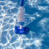 Poolreiniger im Schwimmbecken