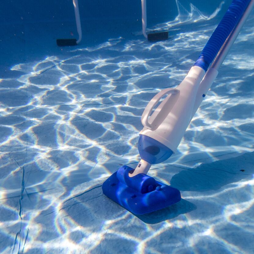 Poolreinigung mit einem Poolsauger