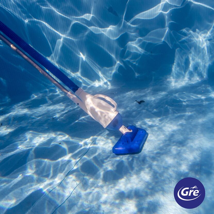 Poolreiniger im Pool