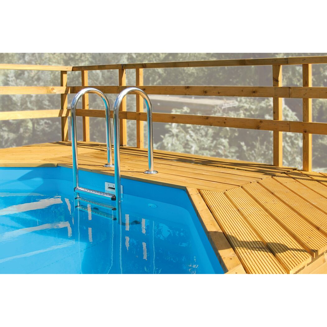 Pool mit Holzumrandung und Leiter