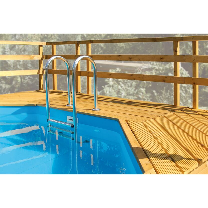 Pool mit Holzumrandung und Leiter