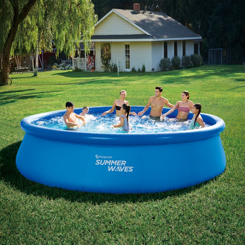 Mehrere Personen in einem blauen Rundpool im Garten