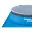 Abgedeckter blauer Rundpool mit blauer Poolplane