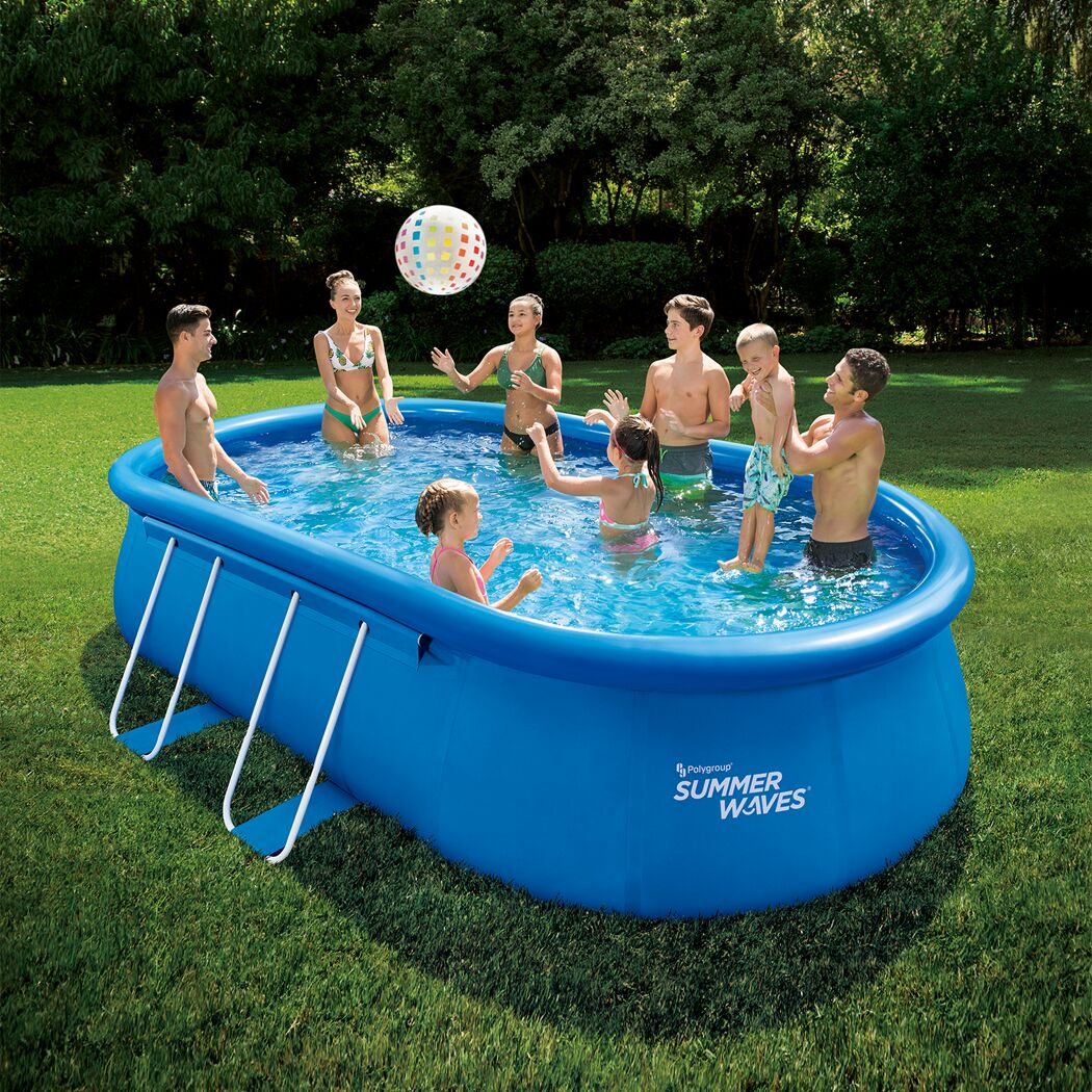 Familie im aufblasbaren Pool Summer Waves