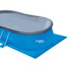 Abgedeckter blauer Pool mit blauer Pool-Unterlage