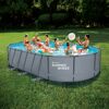 Familie im aufblasbaren Pool Summer Waves