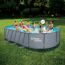 Familie im aufblasbaren Pool Summer Waves