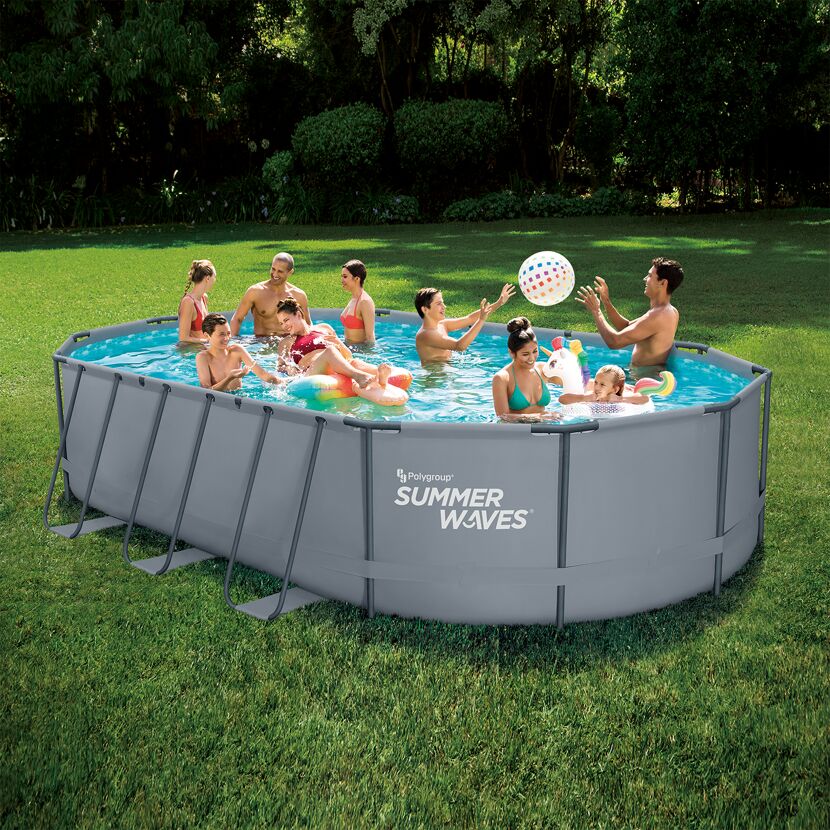 Familie im aufblasbaren Pool Summer Waves