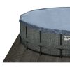Abgedeckter Pool auf einer Pool-Bodenplane