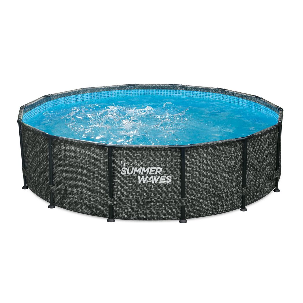 Rattan-Pool von Summer Waves mit blauem Wasser gefüllt
