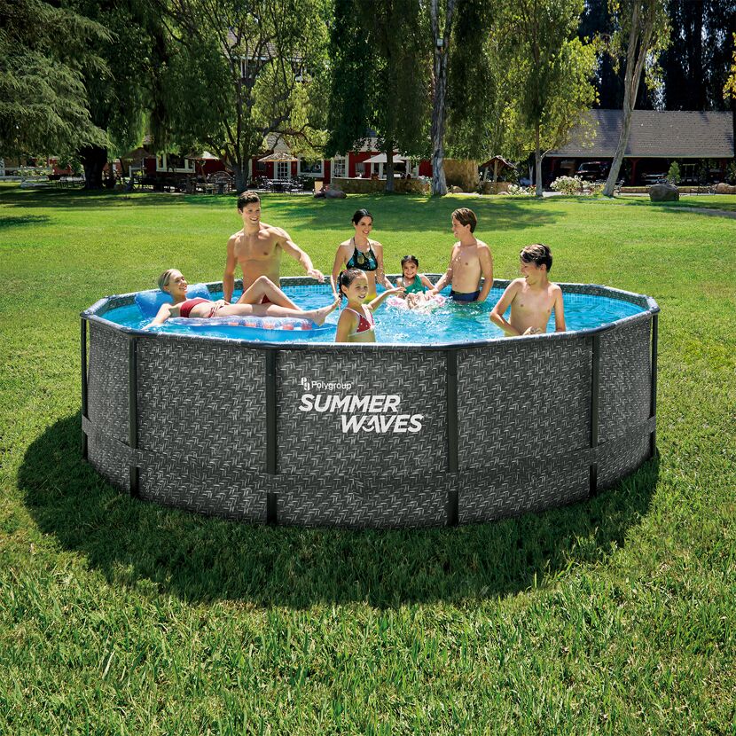 Familie im Pool Summer Waves von Polygroup