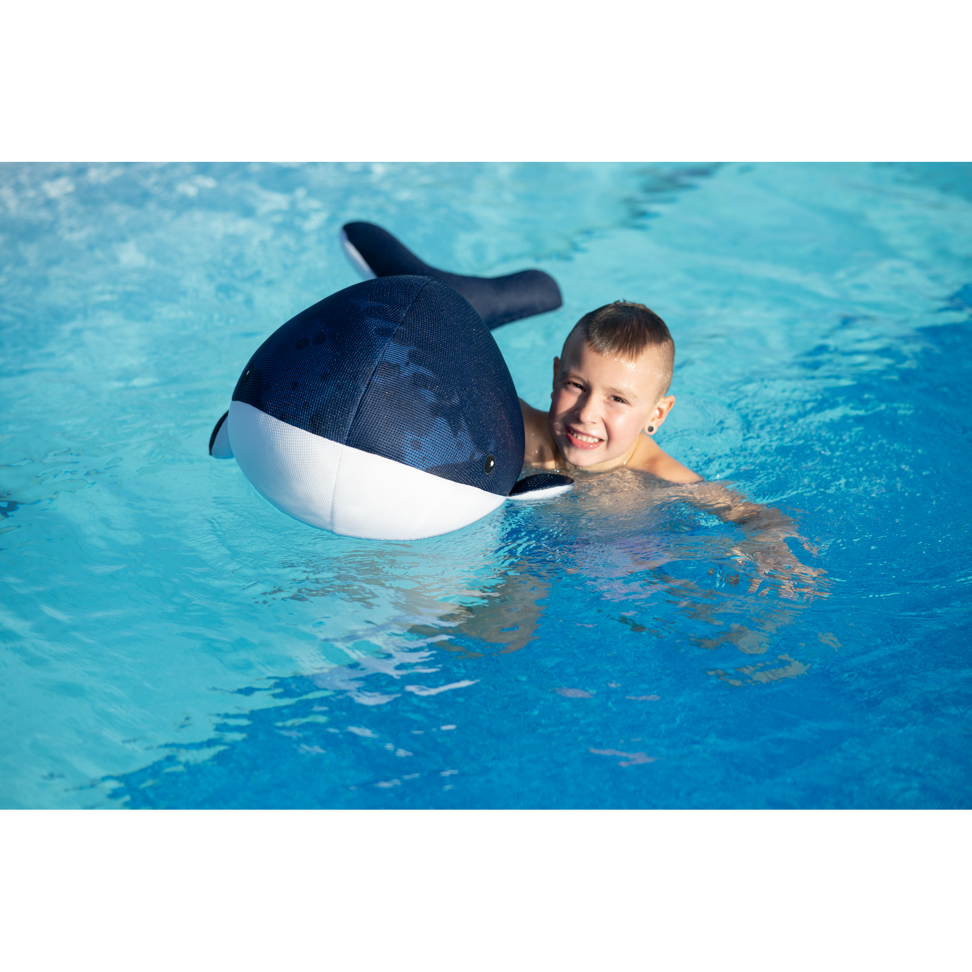 Schwimmtier 'Buddy Wal' blau Textil 50 x 104 x 38 cm
