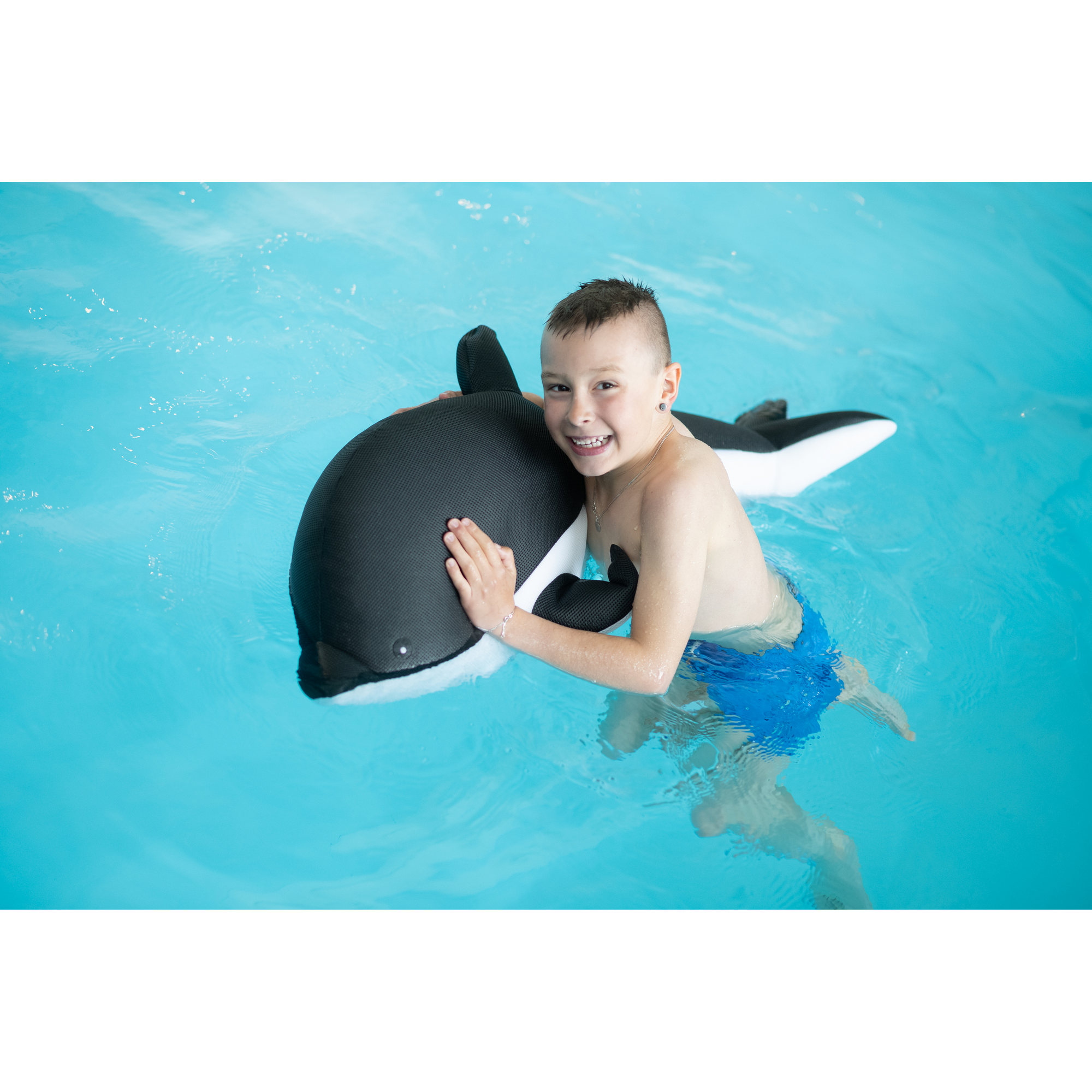 Schwimmtier 'Buddy Delfin' grau Textil 40 x 102 x 36 cm