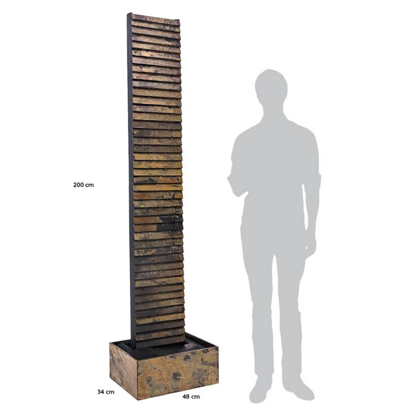 Wasserwand aus Stein mit Person daneben
