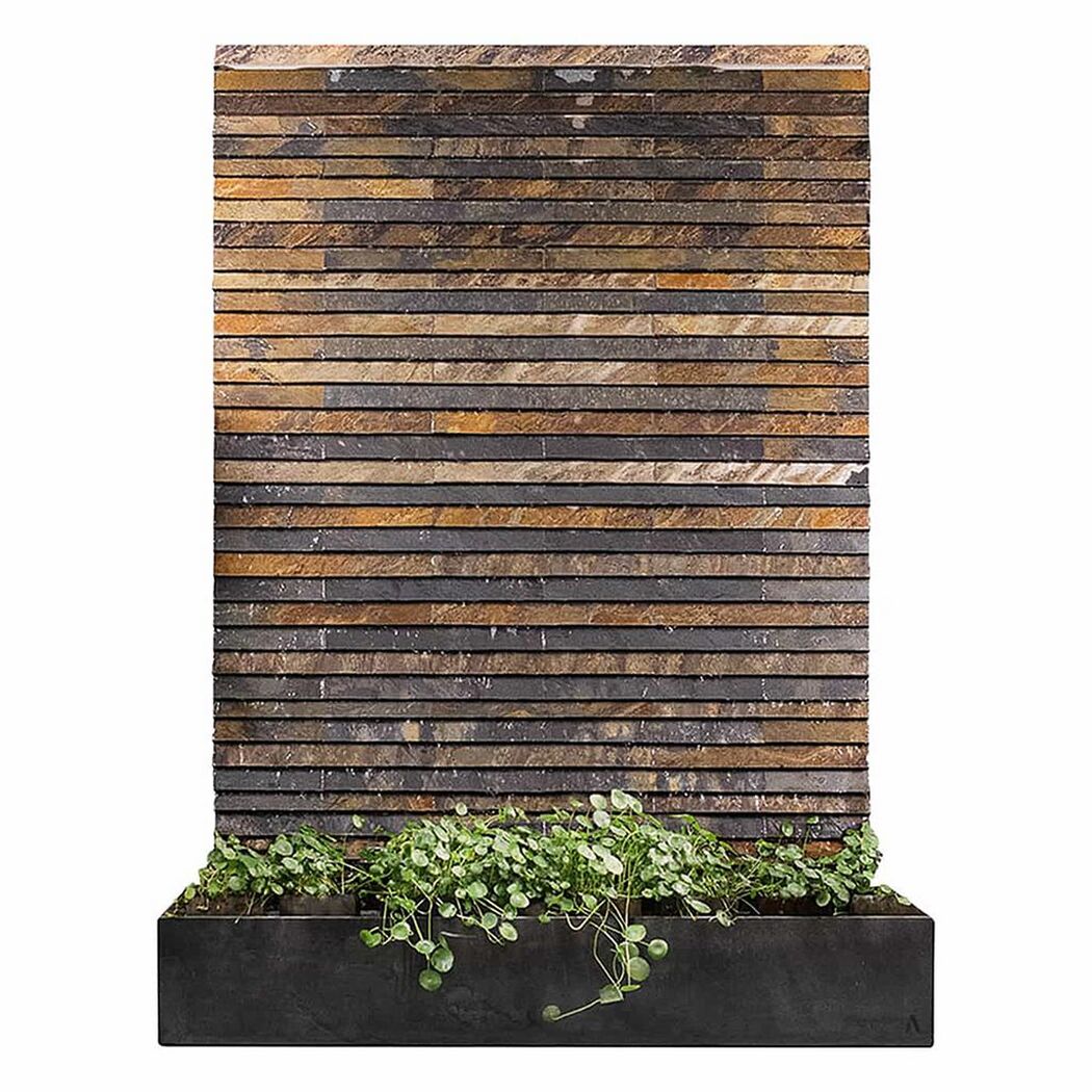 Wasserwand aus Schieferstein mit Pflanzen