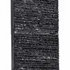 Schwarze Wasserwand mit Wellenstruktur
