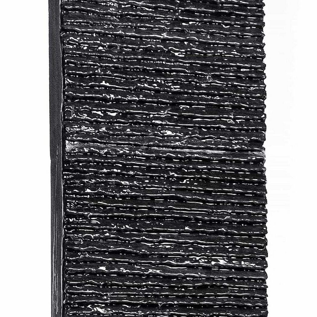 Schwarze Wasserwand mit Wellenstruktur