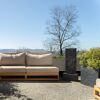 Sitzecke mit Wasserwand auf Terrasse