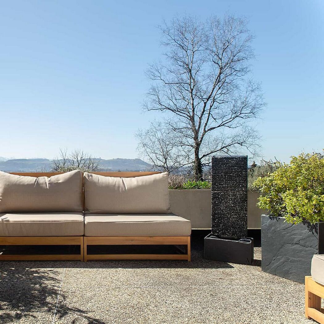 Sitzecke mit Wasserwand auf Terrasse