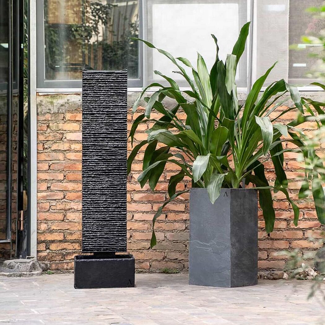 Schwarze Wasserwand LIV L aus Stein