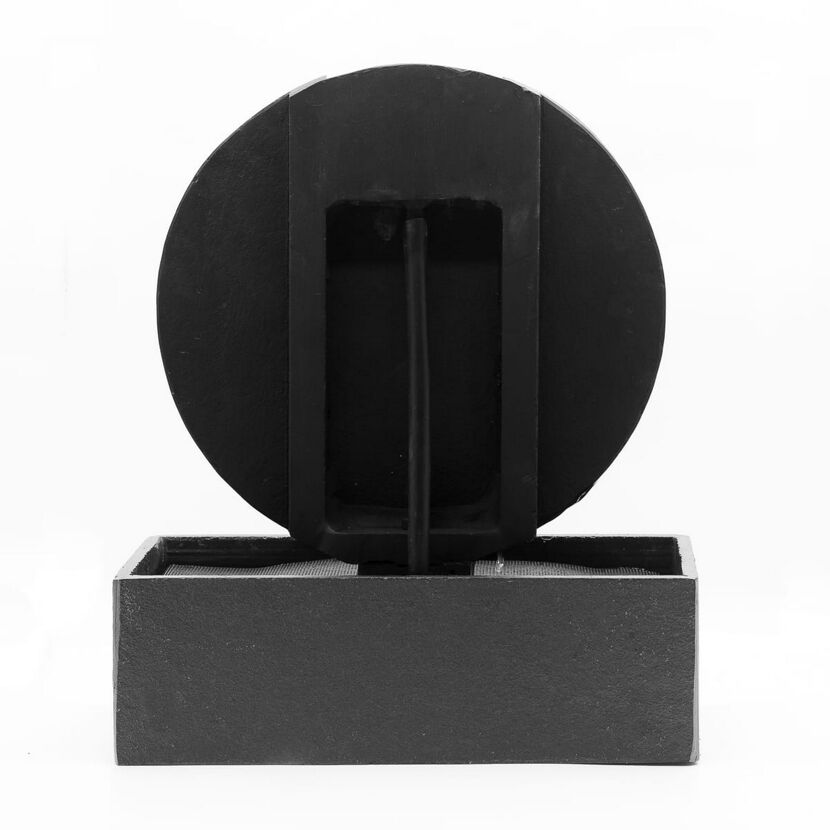 Runde schwarze Wasserwand von hinten