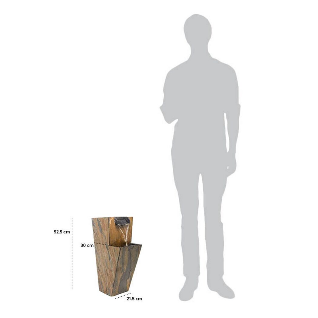 Wasserwand aus Stein mit Größenvergleich zu einer Person