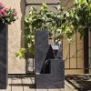 Gartenbrunnen aus dunklem Stein
