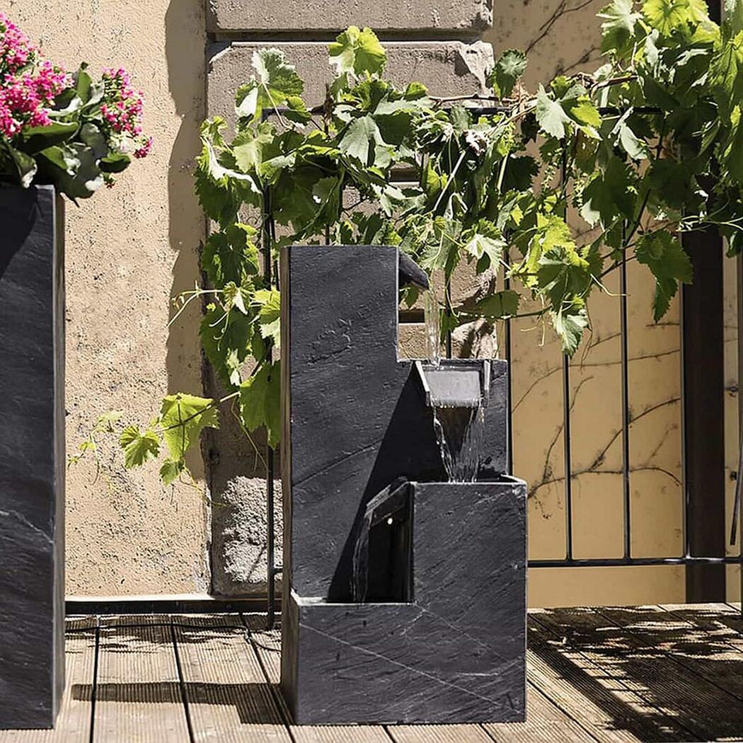 Gartenbrunnen aus dunklem Stein