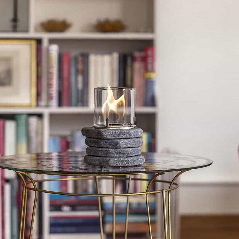Dekofeuer mit Glaszylinder auf Steinen