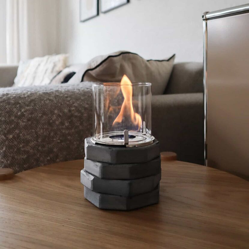 Dekofeuer mit Flamme auf Tisch