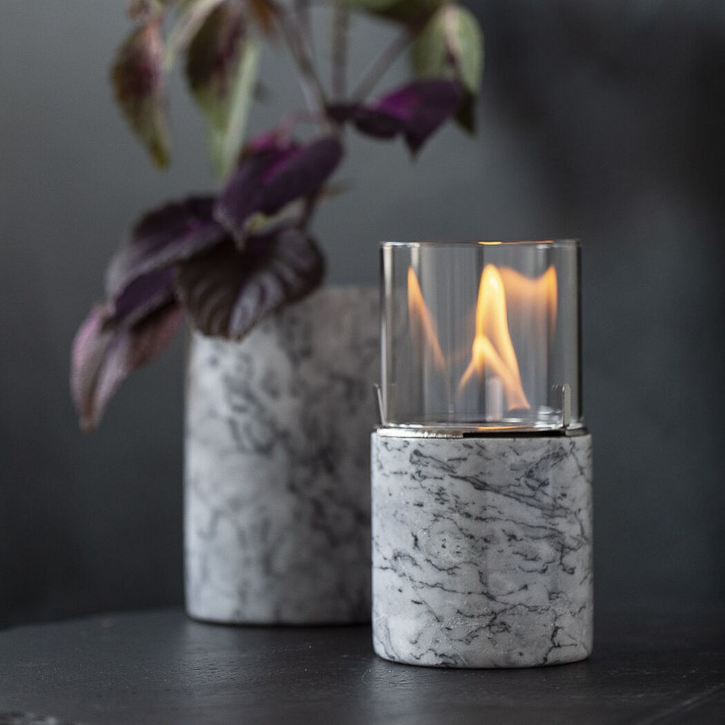 Dekofeuer aus Glas und Marmor mit Flamme