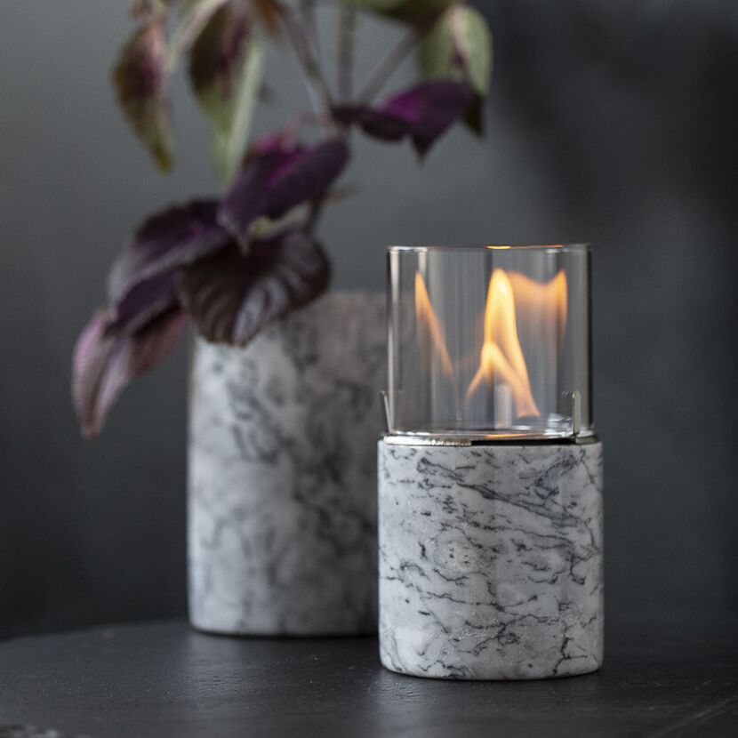 Dekofeuer aus Glas und Marmor mit Flamme