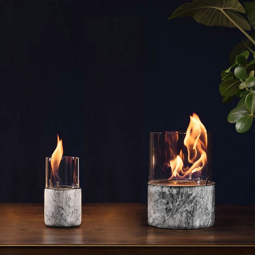 Zwei Dekofeuer aus Glas und Marmor