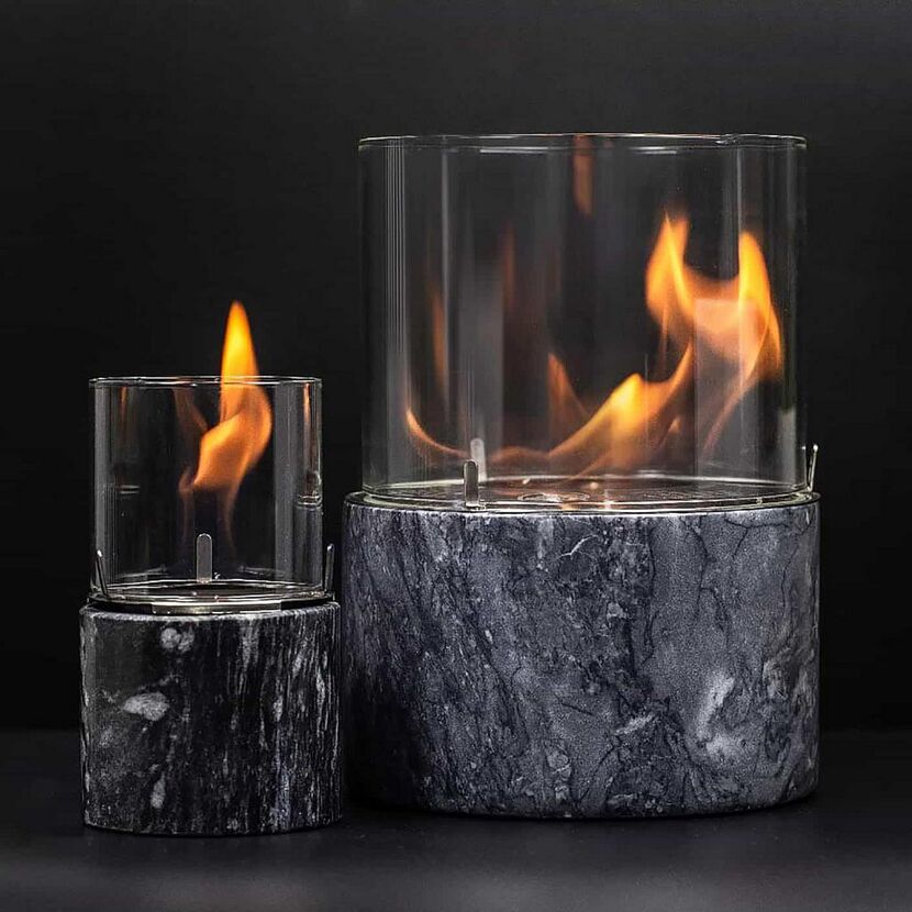 Zwei Dekofeuer aus Glas und Marmor mit Flammen