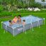 Familie im Gartenpool
