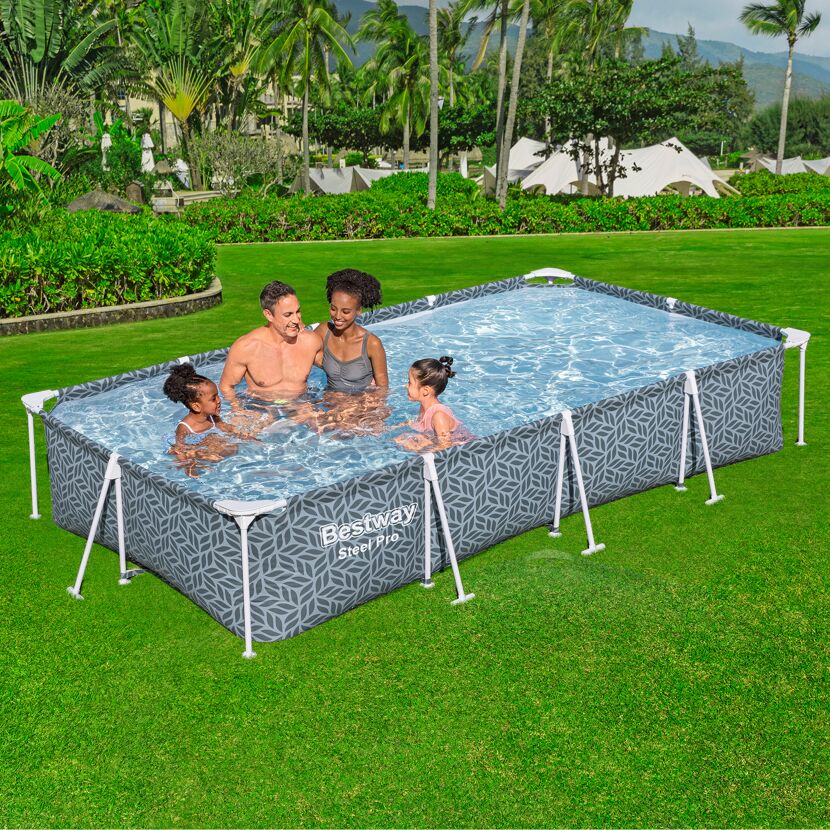 Familie im Gartenpool
