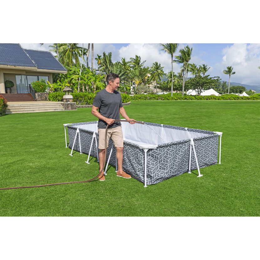 Person füllt Pool mit Gartenschlauch